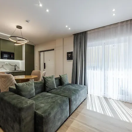 Sea La Vie Jacuzzi Apartment גולם