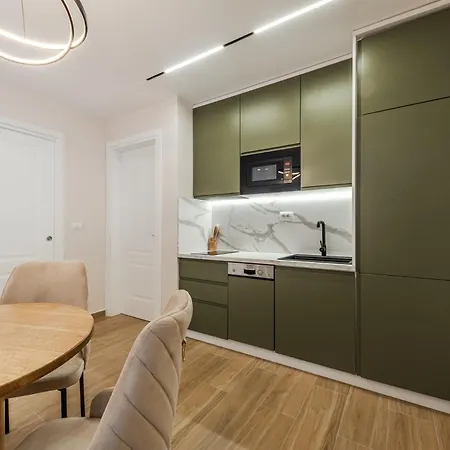 Sea La Vie Jacuzzi Apartment * גולם