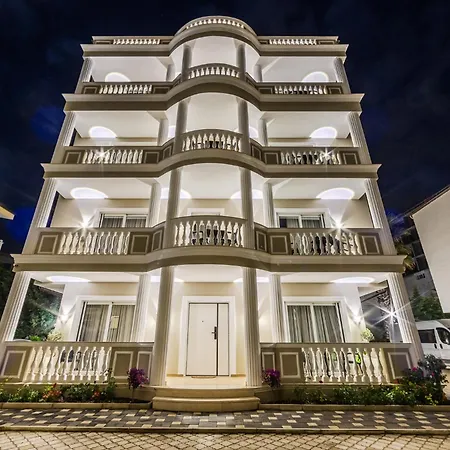 Sea La Vie Jacuzzi Apartment גולם