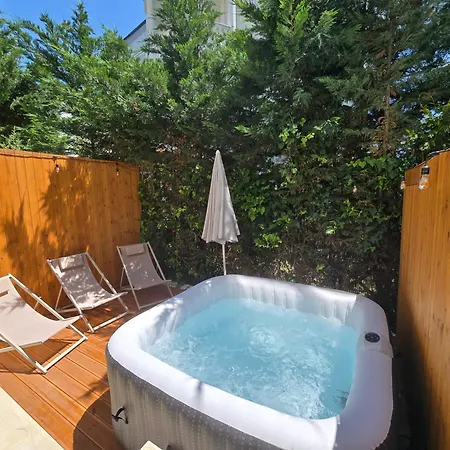 Sea La Vie Jacuzzi Apartment